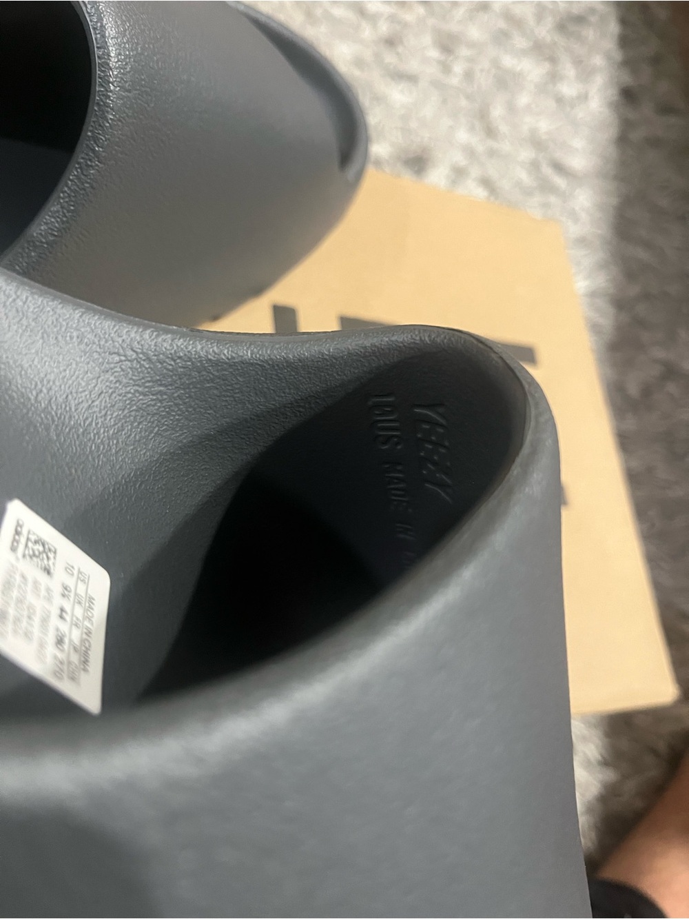 Yeezy slide size 10 granite - Picture 6 of 10